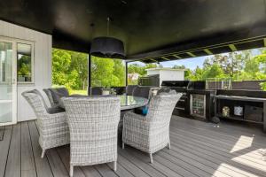 斯德哥尔摩Exclusive villa Stockholm的一个带桌椅和烧烤架的庭院