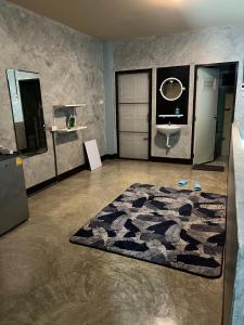 梭桃邑Sea Skyline family的浴室设有水槽,地板上铺有地毯。