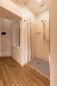 罗马克洛索顶层旅馆的带淋浴的浴室和玻璃门