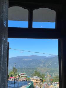 大吉岭Jasmine Homestay Darjeeling的从游乐园的窗户欣赏风景