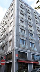 伊斯坦布尔星城酒店的大街上高大的灰色建筑,窗户