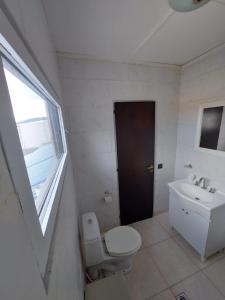 乌斯怀亚Habitación con Baño Privado - Frigo bar y sector para desayunar - Sin cocina的一间带卫生间、水槽和窗户的浴室