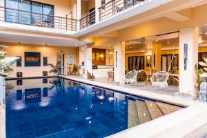波尔多·格尼拉茉莉酒店的一座房子里游泳池的形象