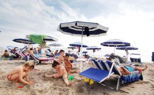 基奥贾Camping Internazionale - Sottomarina di Chioggia的一群儿童在沙滩上玩耍