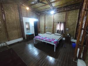 MaheshwarVasant Bamboo Cottage的中间设有一张床的房间