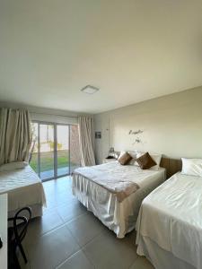 伊塔雷马Locanda dei Venti的酒店客房设有两张床和窗户。