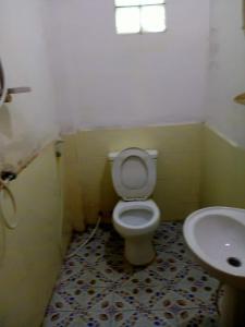 NongkhiawSunrise guest house的一间带卫生间和水槽的浴室