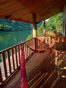 NongkhiawSunrise guest house的湖景门廊(带吊床)