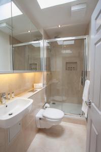 都柏林Temple Bar Essex Apartments的浴室配有卫生间、盥洗盆和淋浴。