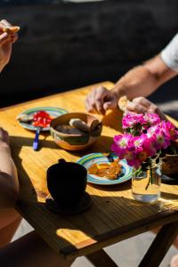 乌玛瓦卡Acusi Hostel Camping的一张桌子,上面放着食物和鲜花