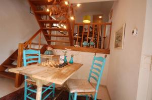 托尔恩赫特莫林纳舒公寓的一间带木桌和蓝色椅子的用餐室