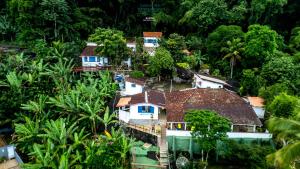阿拉夏奇巴海滩Pousada Canto do Mar Ilha Grande的丛林中房屋的空中景观