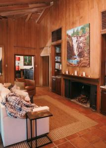 圣伊格纳西奥Hidden Valley Wilderness Lodge的带沙发和壁炉的客厅