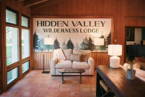 圣伊格纳西奥Hidden Valley Wilderness Lodge的客厅配有白色的沙发和桌子