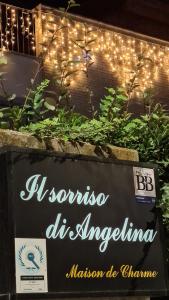 佩斯卡拉il Sorriso di Angelina的墙上灯餐厅的标志