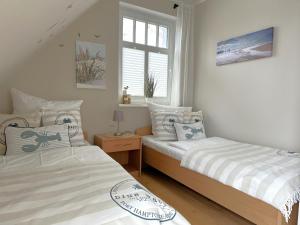 青斯特Meeresrauschen 2的一间卧室设有两张床和窗户。