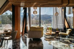 考斯赛力克Landscape Zakopane by LoftAffair的客房设有带桌椅的大窗户。