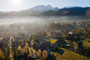 考斯赛力克Landscape Zakopane by LoftAffair的享有山区小镇的空中景色