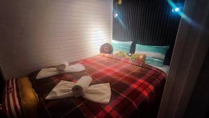ŞarköyCarpe Diem (Rose)的小卧室配有一张带弓的床铺