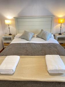 圣卡洛斯-德巴里洛切Otto House的一张大床,上面有两个枕头