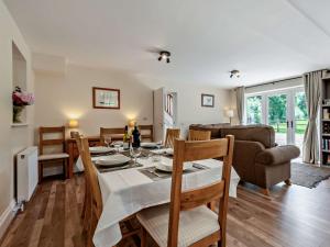 斯特明斯特牛顿3 bed property in Sturminster Newton Dorset RCORN的用餐室以及带桌椅的起居室。