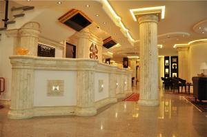 曼杜里亚BHB Hotel的大厅,设有柱子和艺术展览