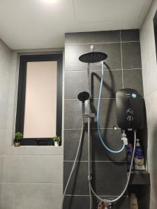 日落洞Georgetown Comfy Homestay的浴室里设有蓝色软管淋浴