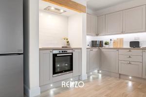 诺丁汉Vibrant 3-bed House in Nottingham by Renzo, Amazing Location, Sleeps 6!的厨房配有白色橱柜和炉灶。
