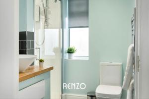 诺丁汉Vibrant 3-bed House in Nottingham by Renzo, Amazing Location, Sleeps 6!的一间带卫生间和水槽的浴室