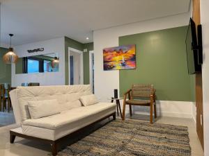 伊达贾伊OKA Praia Brava - Norte的客厅配有白色的沙发和椅子