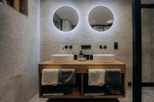 卡顿巴赫Appartement Auszeit KERSCHDORFER的浴室设有2个水槽和2面镜子