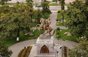 萨姆松Samsun Otel Vidinli的公园里两个骑着马的男人的雕像