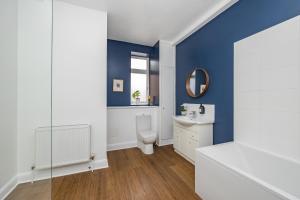 HurstpierpointAscot House Apartment的一间带卫生间、水槽和镜子的浴室
