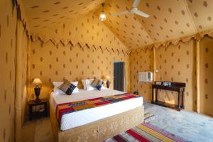 斋沙默尔Desert Vista Camp的帐篷内一间卧室,配有一张床