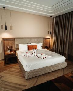 盖尼特拉City Hotel by Waves的卧室配有一张白色大床,装饰有