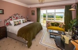 布里德波特艾琵村口乡村酒店的卧室配有床、椅子和窗户。