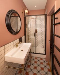 布里德波特艾琵村口乡村酒店的一间带水槽和淋浴的浴室