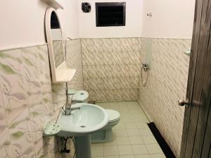 希克杜沃New Amadeo Beach的一间带水槽、卫生间和镜子的浴室
