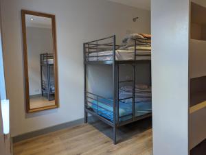 伦敦Hostel Rooms In Camden的客房设有双层床和镜子。