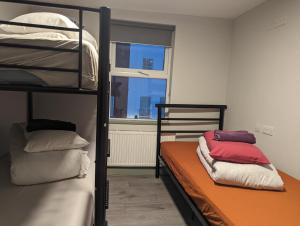 伦敦Hostel Rooms In Camden的客房设有两张双层床和一扇窗户。