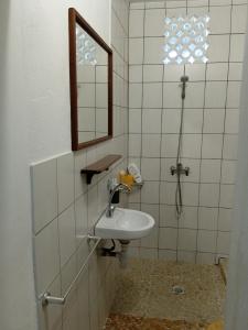 卡宴MO TI KOTÉ的一间带水槽和镜子的浴室