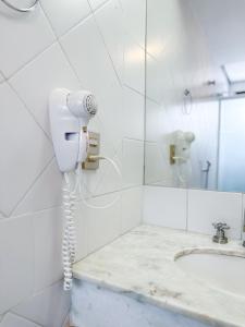马里利亚Momax Hotel的浴室配有白色电话和水槽