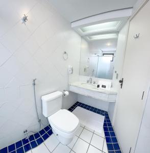 马里利亚Momax Hotel的白色的浴室设有卫生间和水槽。