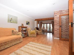 1 Bed in Colchester 58576的带沙发和砖墙的客厅