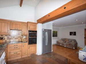 1 Bed in Colchester 58576的厨房配有木制橱柜和沙发。
