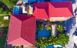 圣佩德罗Tropical Palace Hotel的享有红色屋顶建筑的顶部景色