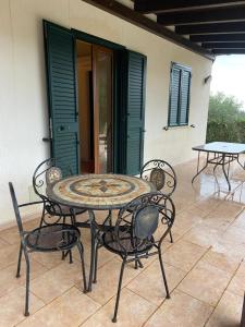 切法卢Villa al Presti, Vacanze in pieno relax的露台上的户外桌椅