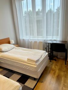 比得哥什Hotel Akor的卧室配有一张床、一张书桌和窗户。