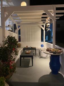 伊奥斯乔拉Studio Filareti的一间设有桌子和桌药屋的房间里