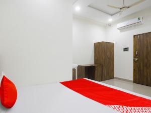 那格浦尔OYO Flagship Hotel Rahul Service Appartment 2的一间红色的床和红色地毯的房间